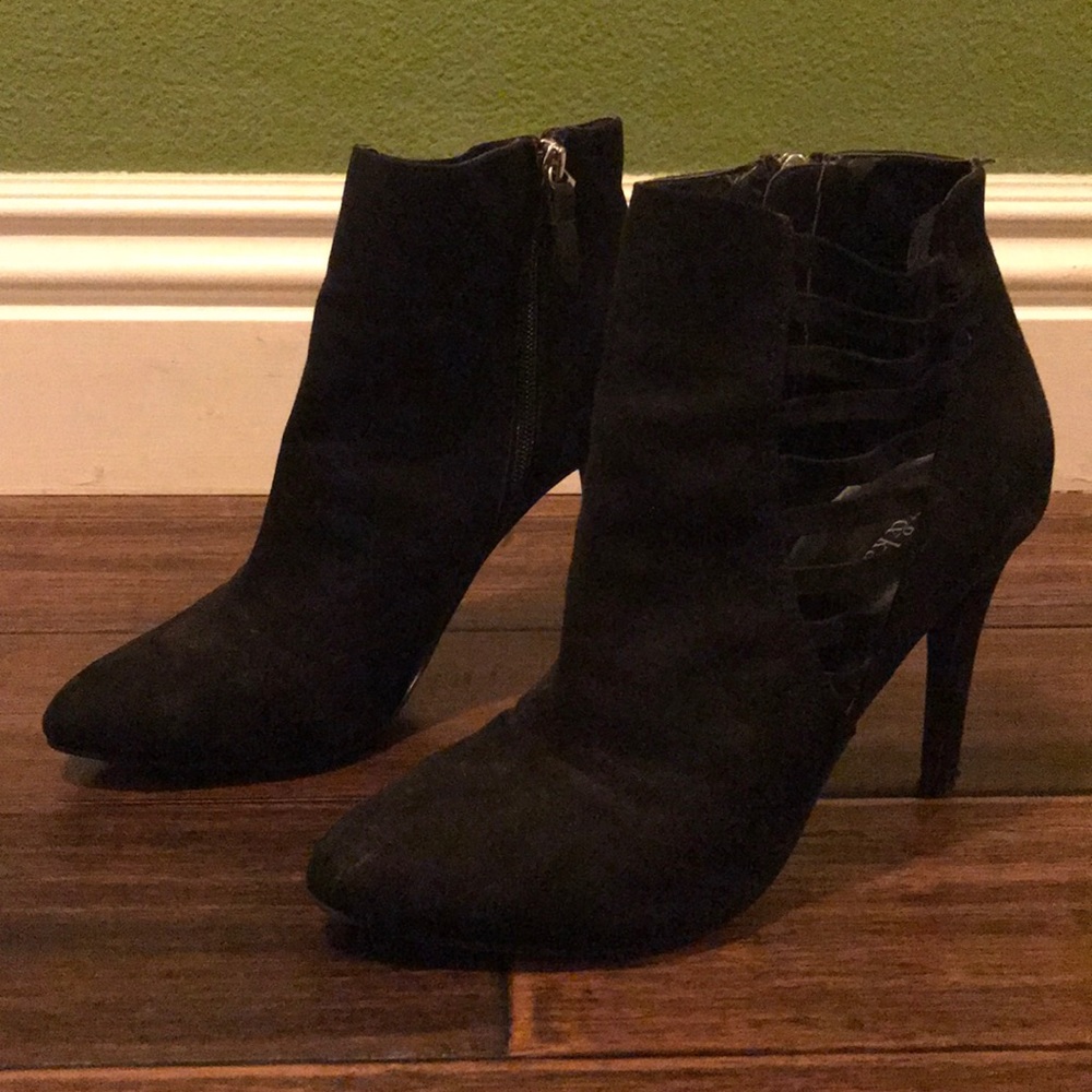 Chic black heels